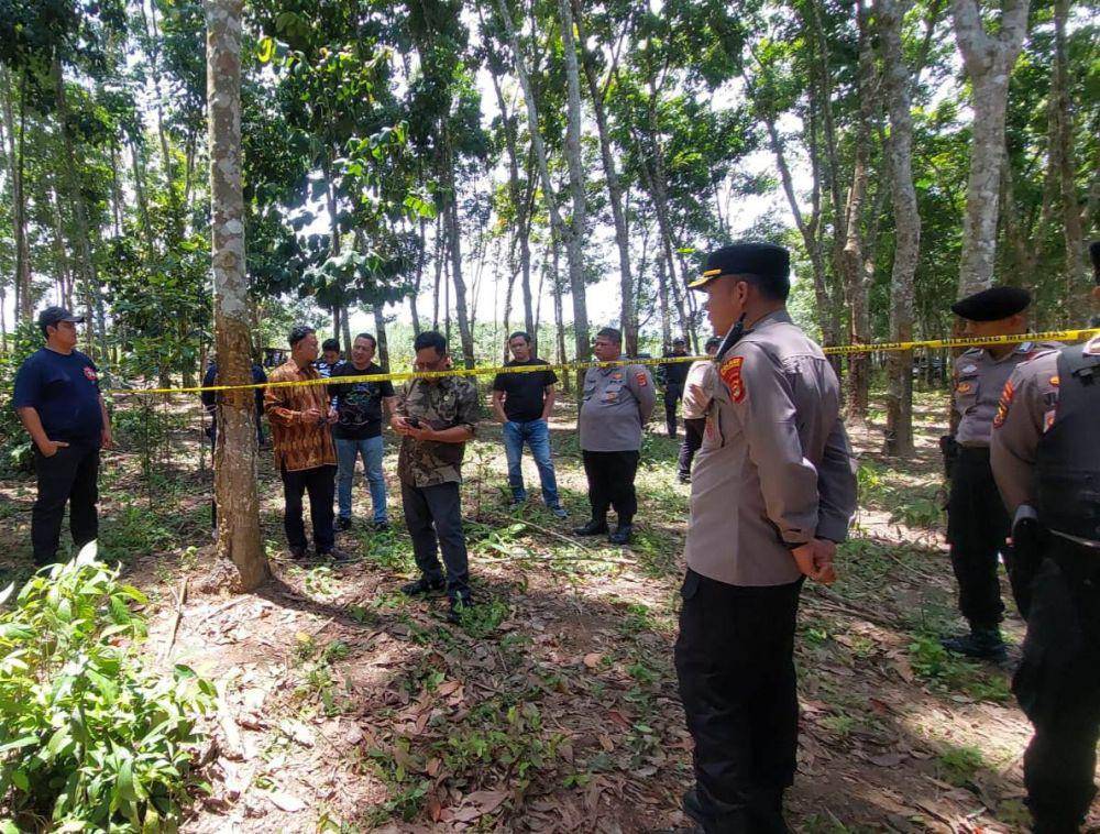 Kompolnas meninjau dan mengecek lokasi sabung ayam di Way Kanan tewaskan 3 anggota Polri ditembak. (IDN Times/Istimewa).
