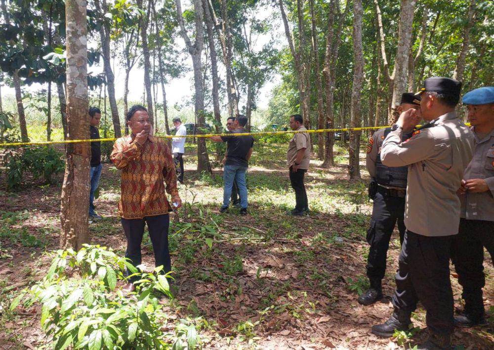 Kompolnas meninjau dan mengecek lokasi sabung ayam di Way Kanan tewaskan 3 anggota Polri ditembak. (IDN Times/Istimewa).
