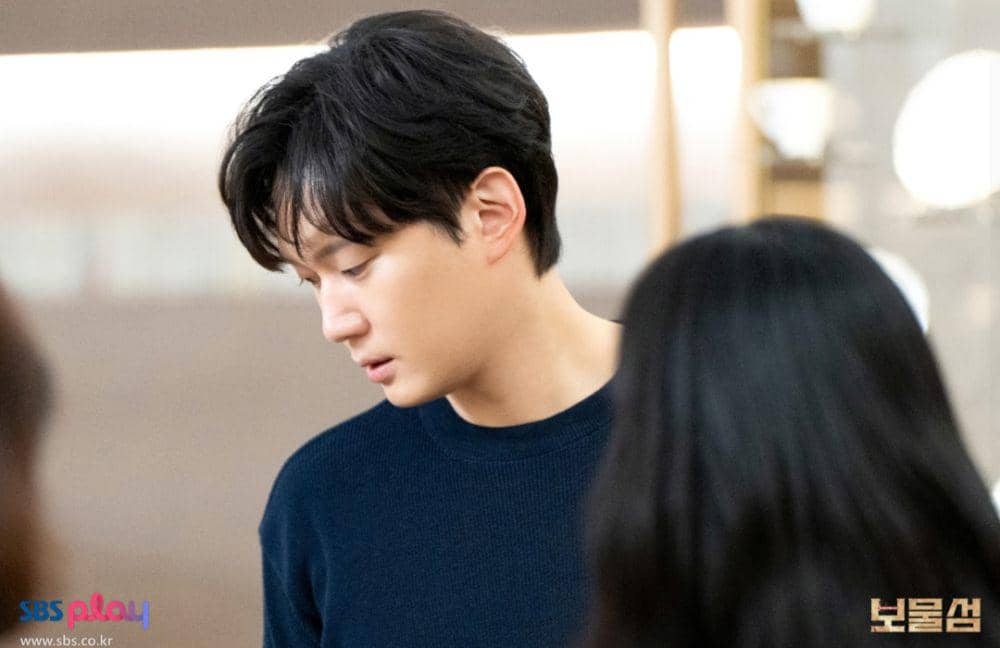 Still cut Buried Hearts (dok. SBS/Buried Hearts)