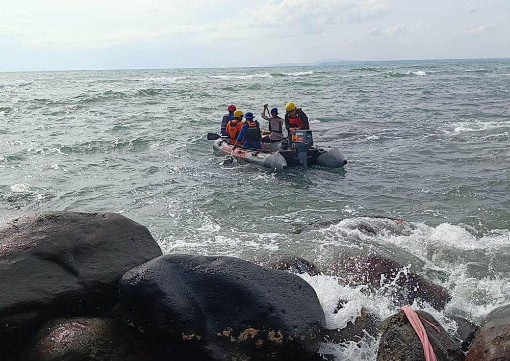 Proses evakuasi dan pencarian korban anak tenggelam di Pantai Titian Mutiara. (Dok. Basarnas Lampung).
