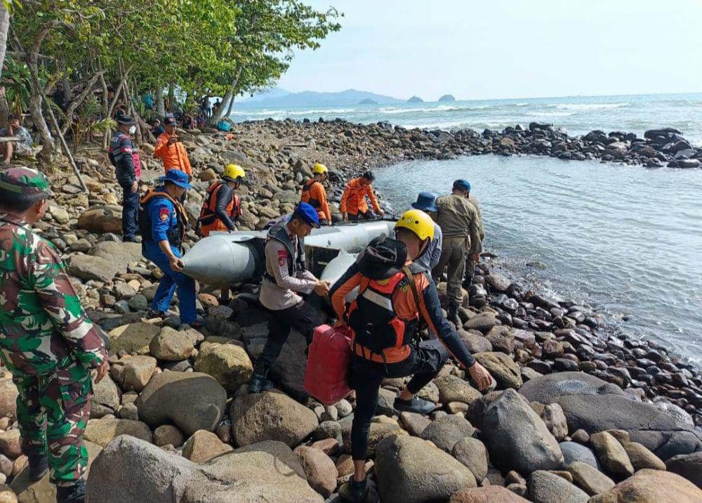 Proses evakuasi dan pencarian korban anak tenggelam di Pantai Titian Mutiara. (Dok. Basarnas Lampung).