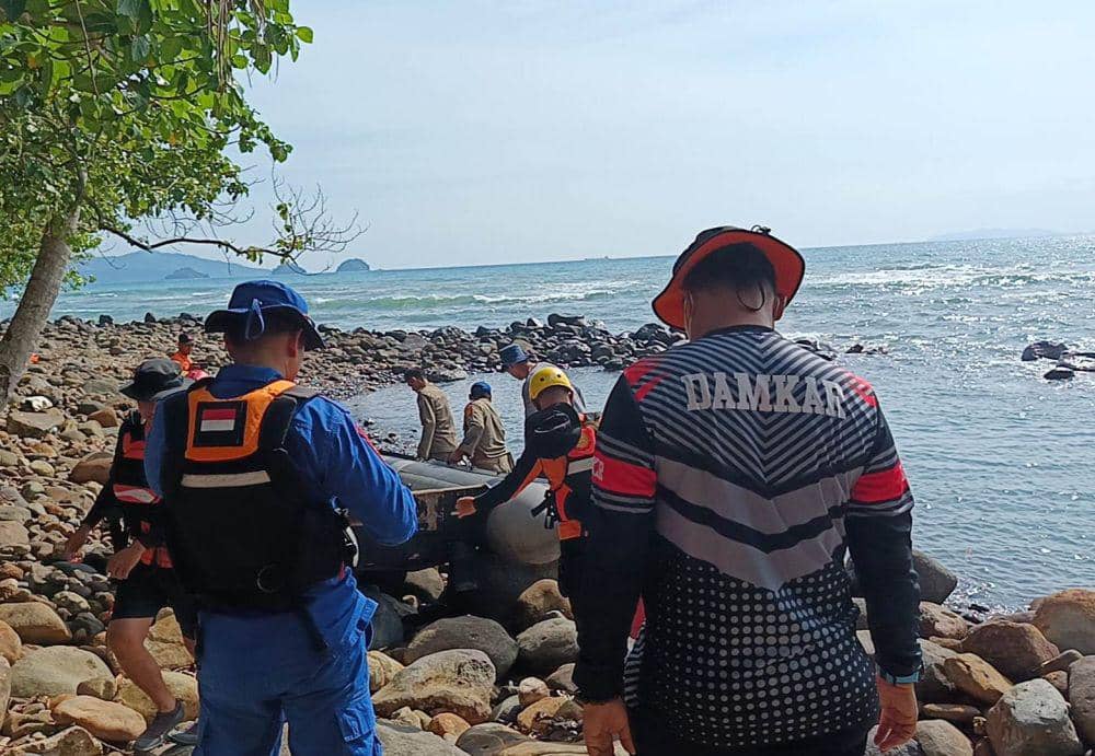 Proses evakuasi dan pencarian korban anak tenggelam di Pantai Titian Mutiara. (Dok. Basarnas Lampung).