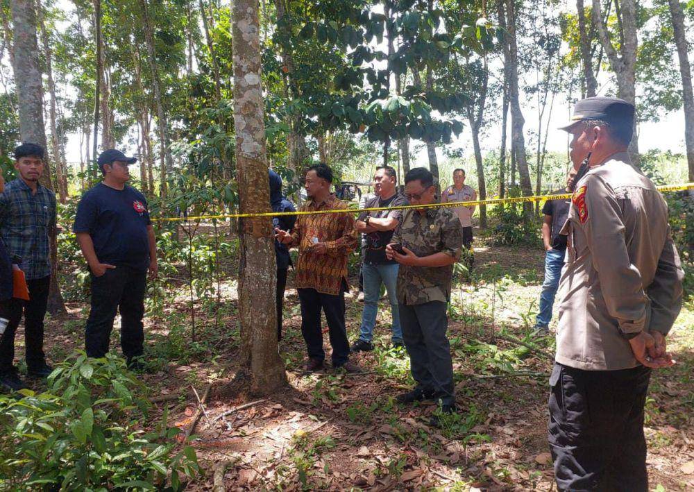 Kompolnas mengecek dan meninjau lokasi sabung ayam di Kampung Karang Manik, Kecamatan Negara Batin, Way Kanan. (IDN Times/Istimewa).