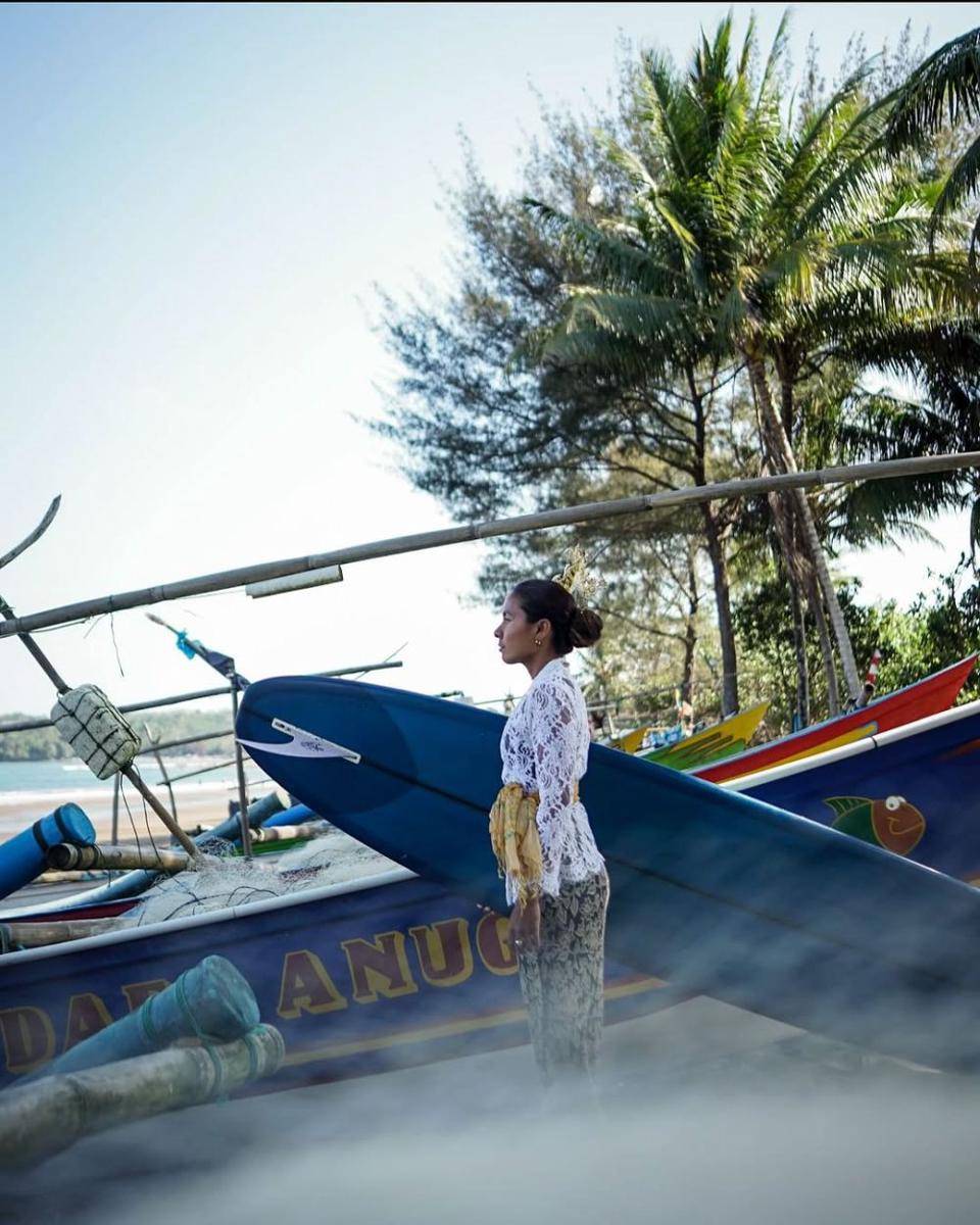 Flora Christin saat surfing mengenakan kebaya (Dok.IDN Times/Giang Alam Wardani)