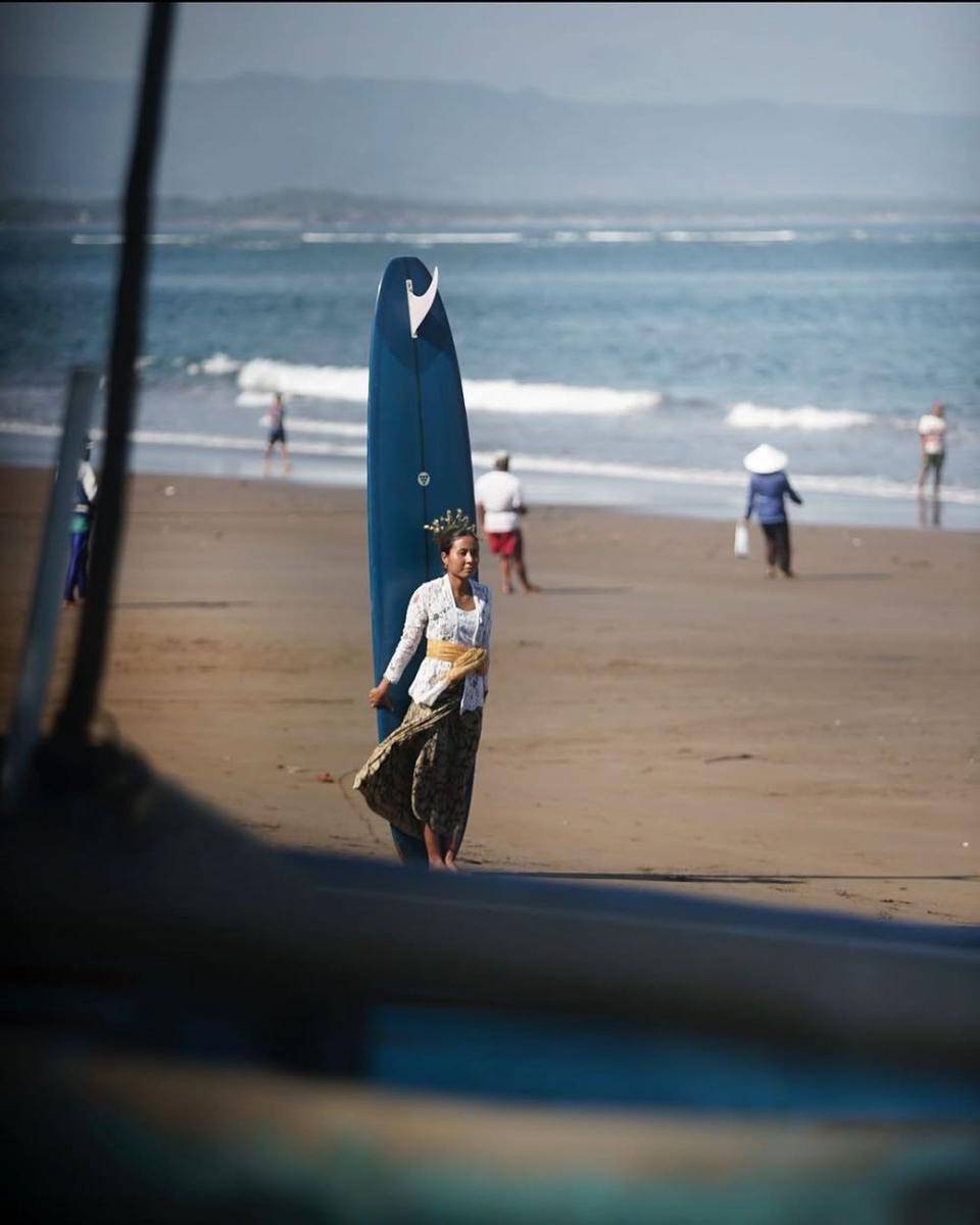 Flora Christin saat surfing mengenakan kebaya (Dok.IDN Times/Giang Alam Wardani)