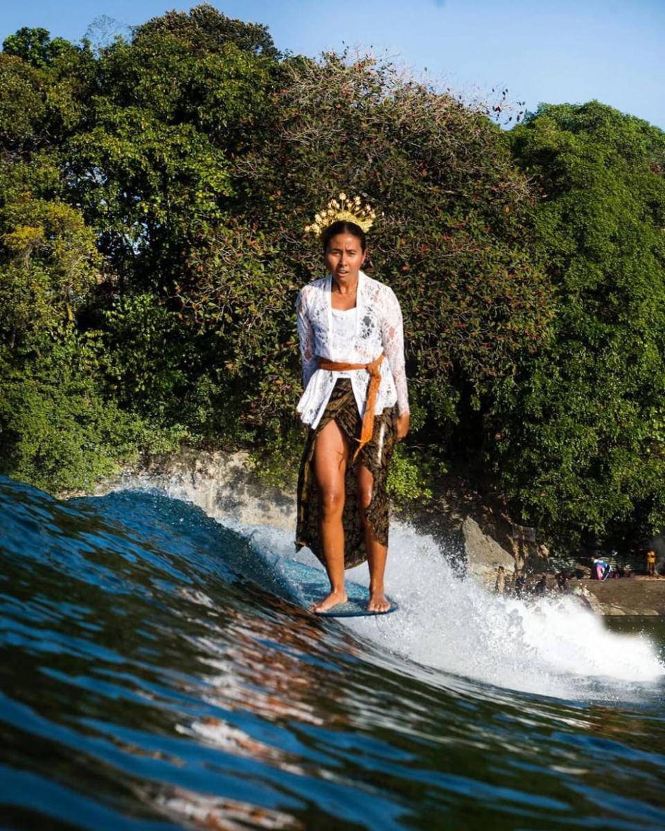 Flora Christin saat surfing mengenakan kebaya (Dok.IDN Times/Giang Alam Wardani)