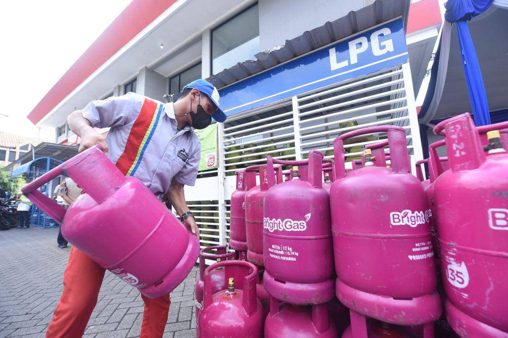 PT Pertamina (Persero) memastikan pasokan Bahan Bakar Minyak (BBM) untuk mendukung kelancaran operasional sektor transportasi publik demi mendukung kelancaran arus mudik Lebaran 2025 (dok. Pertamina)