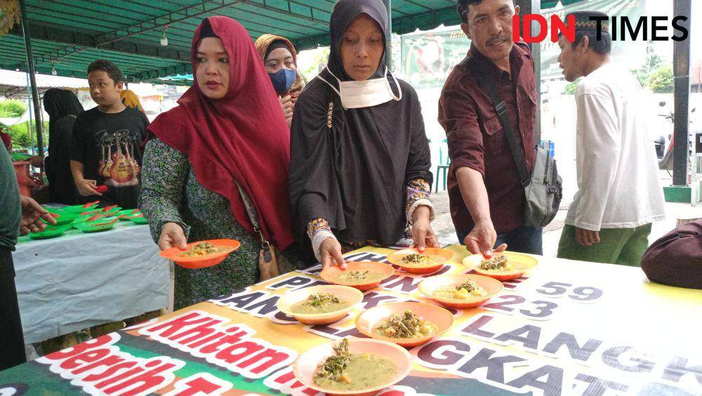 Bubur pedas yang menjadi menu utama berbuka puasa di Masjid Raya Stabat Langkat (IDN Times/ istimewa)