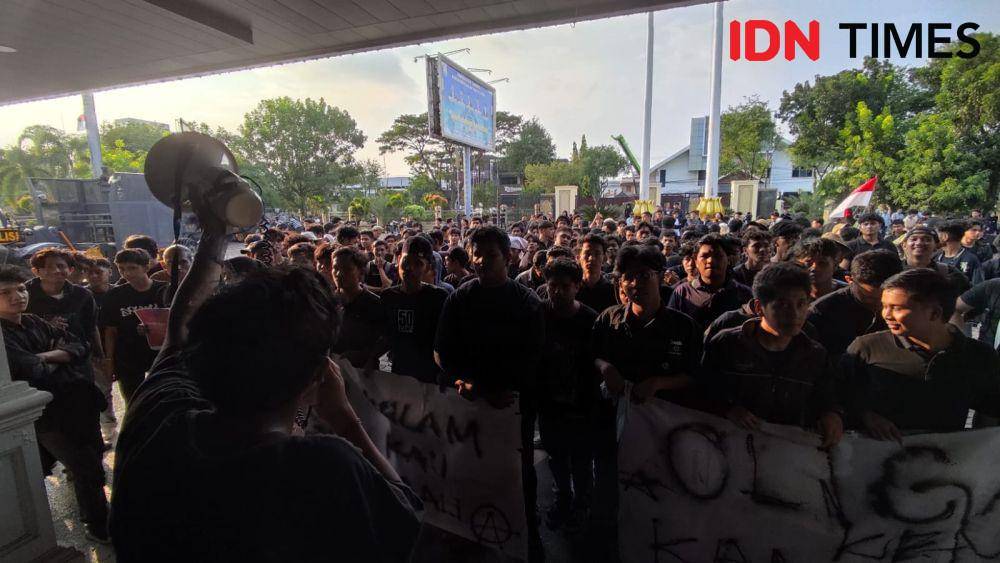 Massa mahasiswa demo di Gedung DPRA. (IDN Times/Muhammad Saifullah)