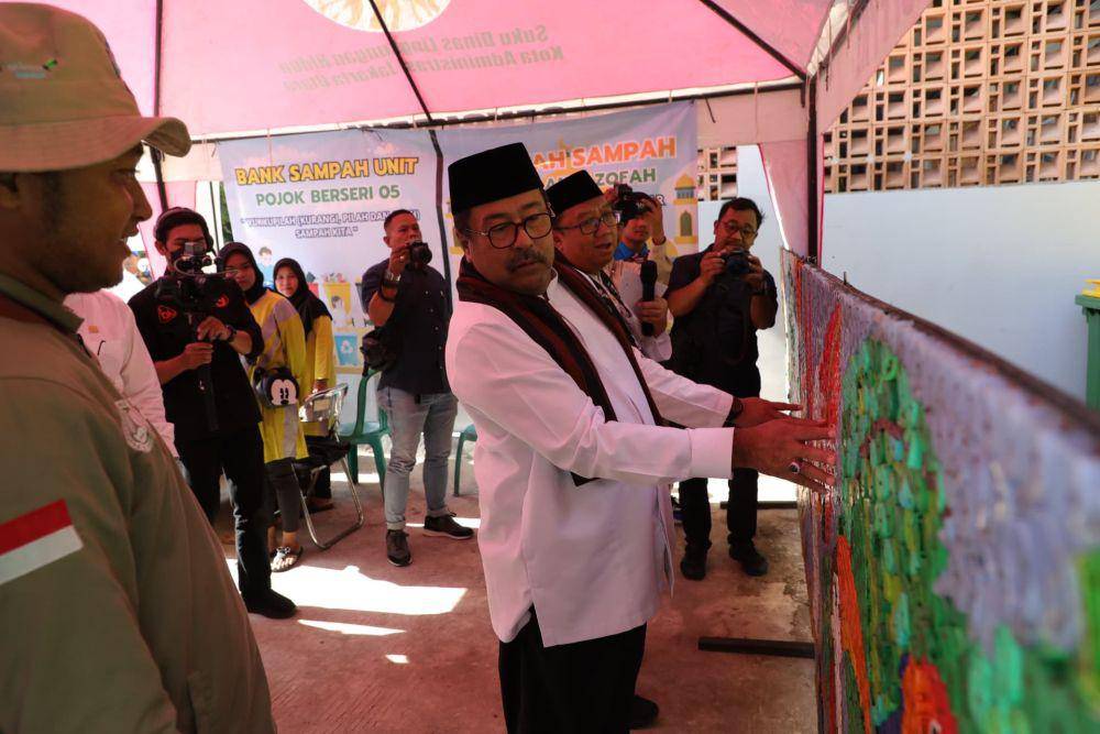 Wagub DKI Jakarta Rano Karno mencanangkan 1 RW 1 Bank Sampah. (dok. Dinas LH DKI Jakarta)