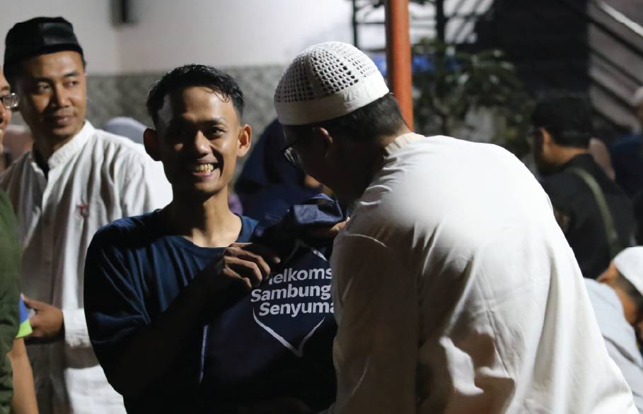 Kegiatan Telkomsel Siaga Rafi 2025 pembagian sembako Sambungkan Senyuman di Masjid Aisyah Gunung Pati Semarang. (Dok. Telkomsel)