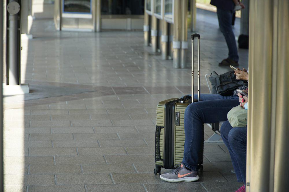 ilustrasi seseorang memakai smart luggage pada koper (pixabay.com/jhenning)