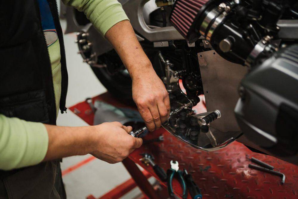 ilustrasi servis motor (freepik.com/ArthurHidden)