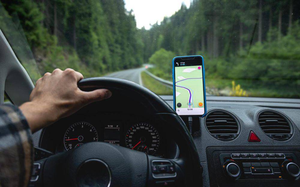 ilustrasi menggunakan GPS (freepik.com/Pvproductions)