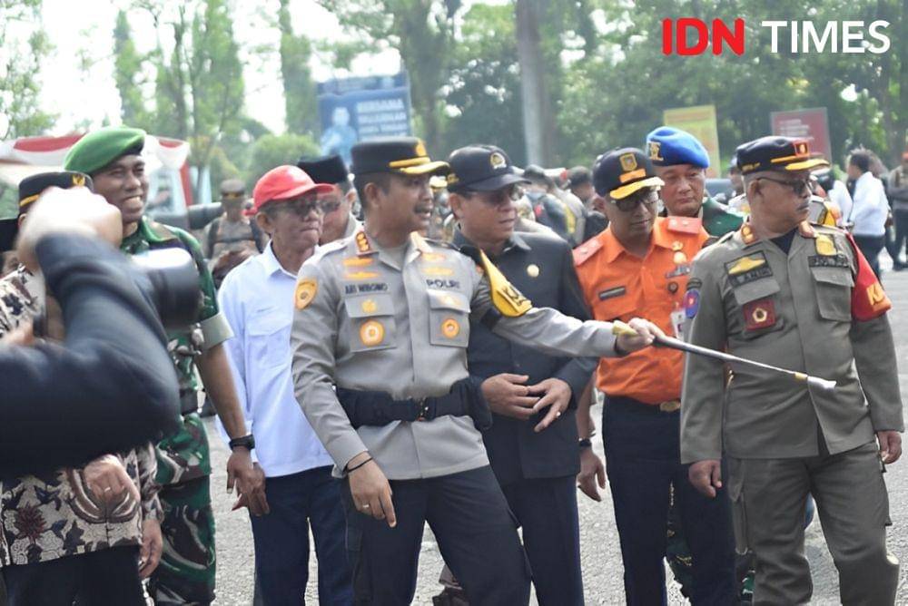 Kapolresta Banyumas Kombes Pol Ariwibowo bersama forkopimda di GOR Satria Purwokerto saat pengecekan personil dan alat pendukung dalam operasi ketupat candi 2025