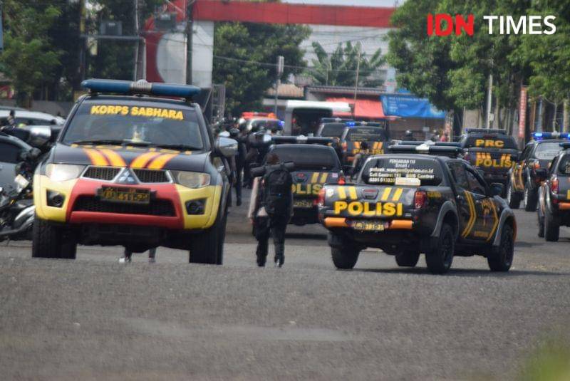 Personil gabungan OKC 2025 dikerahkan menuju pos pos pengamanan di 4 jalur masuk utama ke Kabupaten Banyumas, Jumat (21/3/2025).(IDN Times/Cokie Sutrisno)