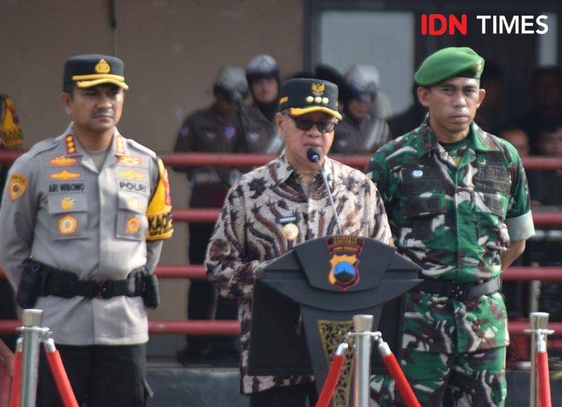 Bupati Banyumas Sadewo Tri Lastiono saat menjadi inspektur upacara gelar pasukan OKC 2025 didampingi Kapolres Kombes Pol Ari Wibowo (kiri) dan Dandim Letkol Arm Ida Bagus Adi Purnama (kanan), Jumat (21/3/2025).(IDN Times/Cokie Sutrisno)