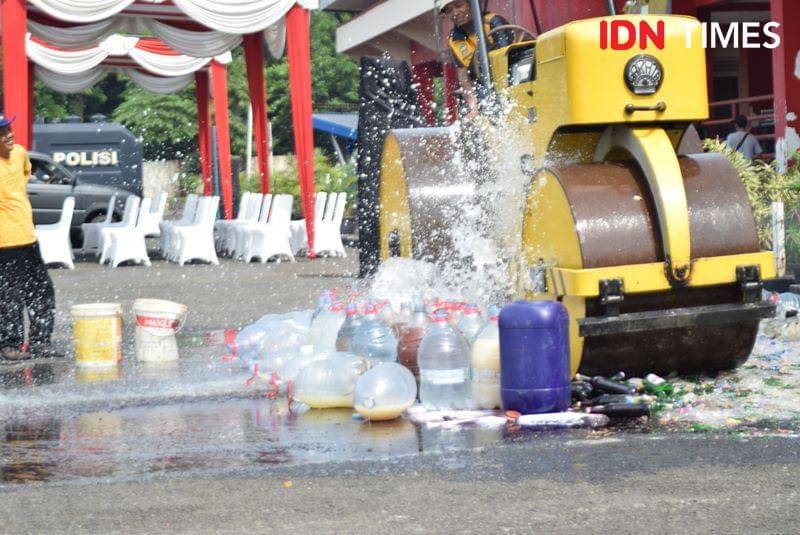 Sebanyak 1501 botol minuman keras dan puluhan jerigen Ciu saat dimusnahkan usai gelar pasukan OKC 2025, Jumat (21/3/2025).(IDN Times/Cokie Sutrisno)