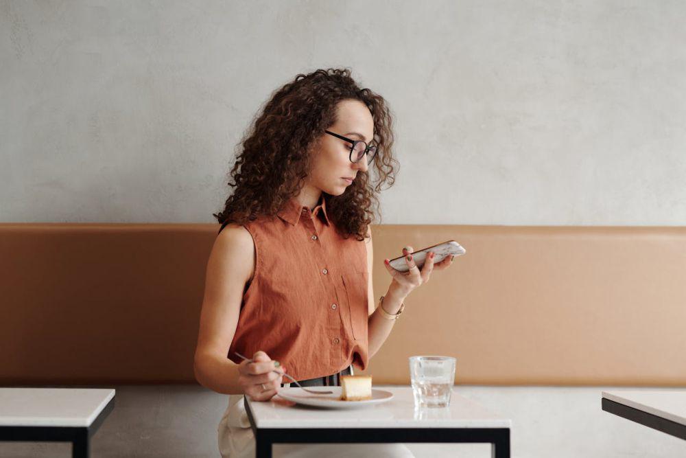ilustrasi melihat smartphone (pexels.com/Edmond Dantès)