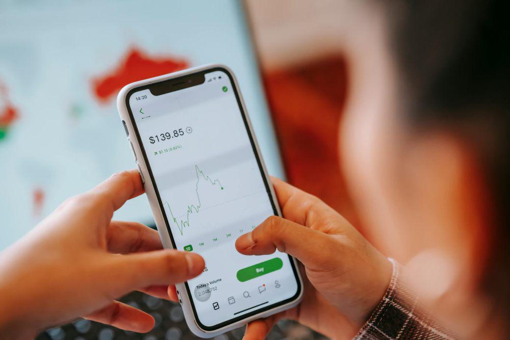 5 Mitos Populer Investasi Saham, Cek Faktanya!
