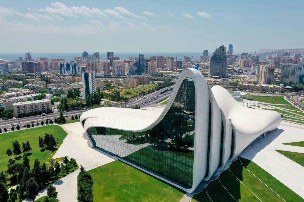 ilustrasi bangunan Heydar Aliyev Center gaya sci-fi di Baku, Azerbaijan (pexels.com/Mikhail Nilov)