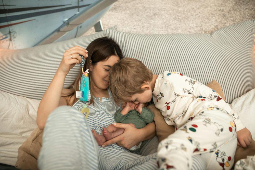 5 Manfaat Tandem Nursing, Menyusui Dua Anak Sekaligus dengan Nyaman