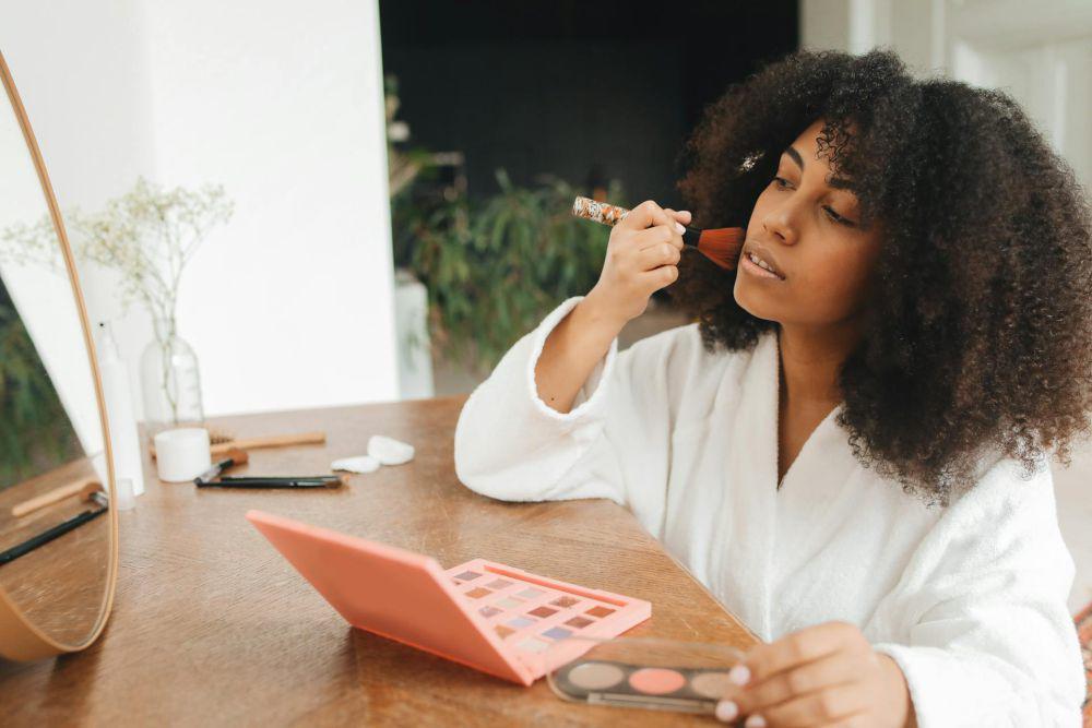 6 Rekomendasi Blush On Pink buat Warm Undertone, Kulit Jadi Cerah!