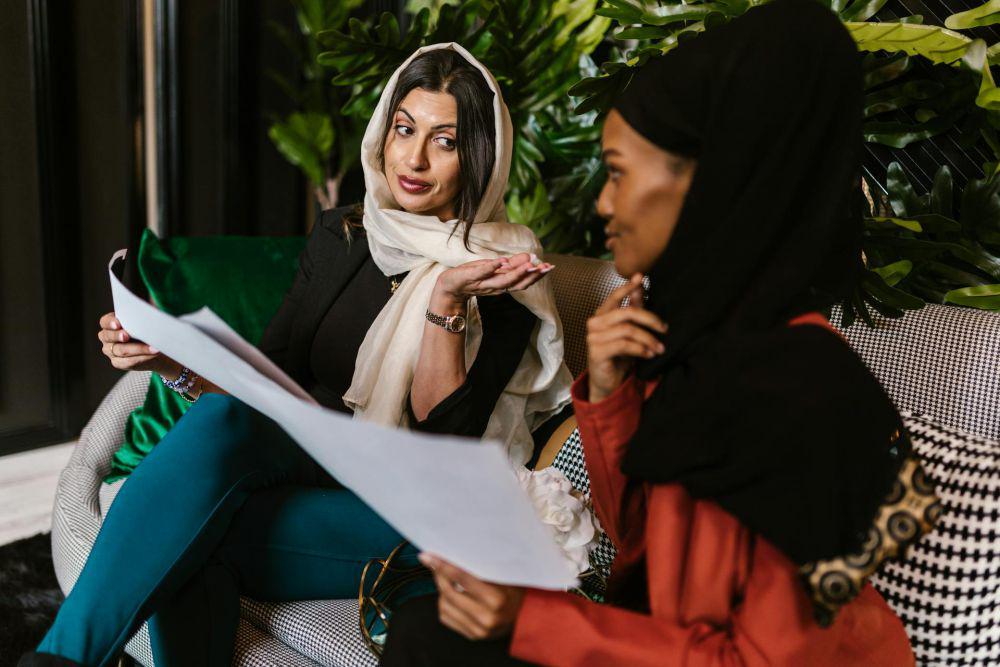 ilustrasi berbicara dengan saudara saat Lebaran (pexels.com/RDNE Stock project)