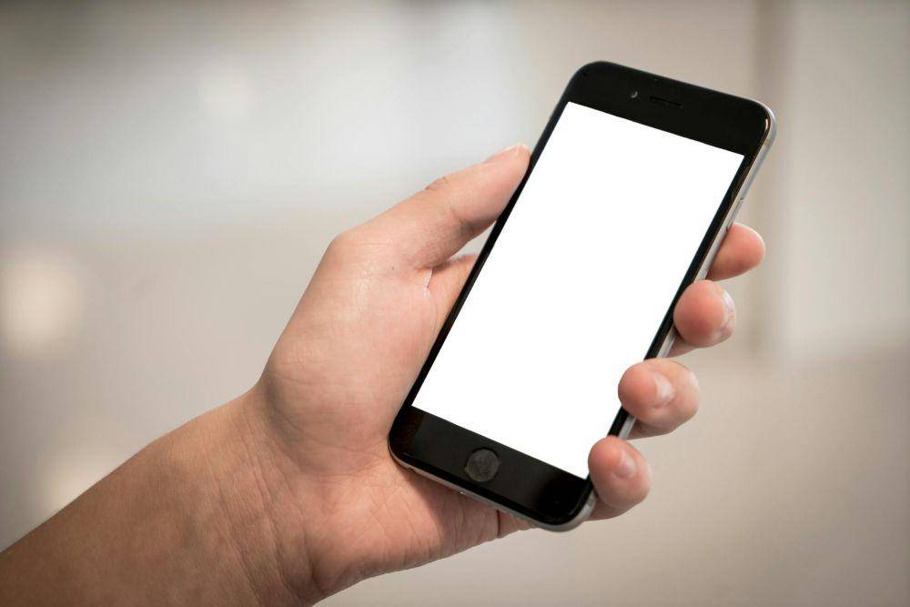 ilustrasi seseorang memegang gadget (pexels.com/Terje Sollie)