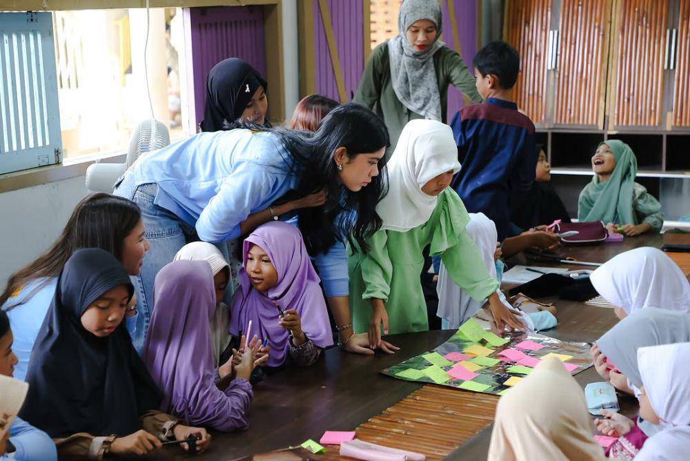 potret Aira jadi relawan (instagram.com/annisayudhoyono)