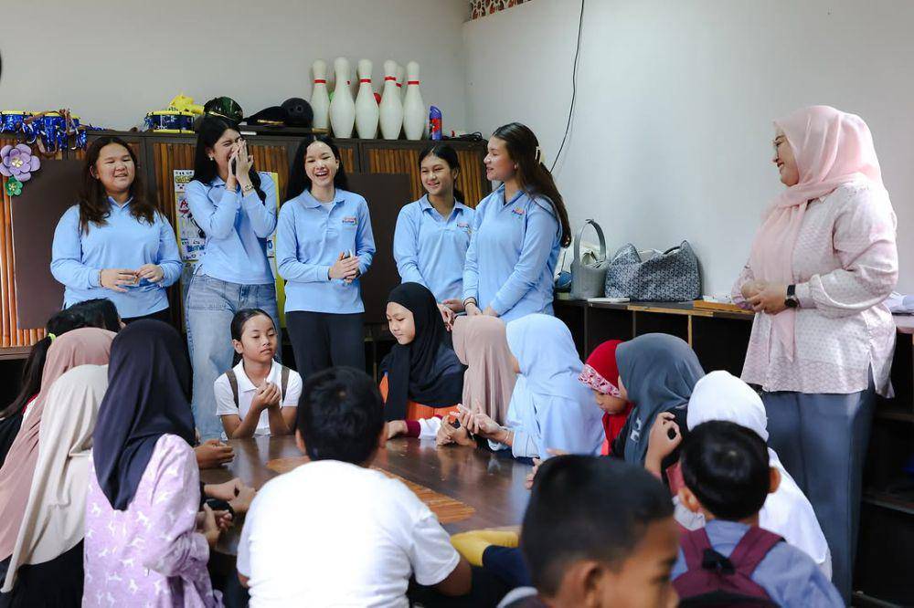 potret Aira jadi relawan (instagram.com/annisayudhoyono)