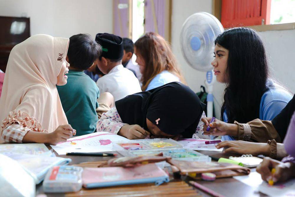 potret Aira jadi relawan (instagram.com/annisayudhoyono)