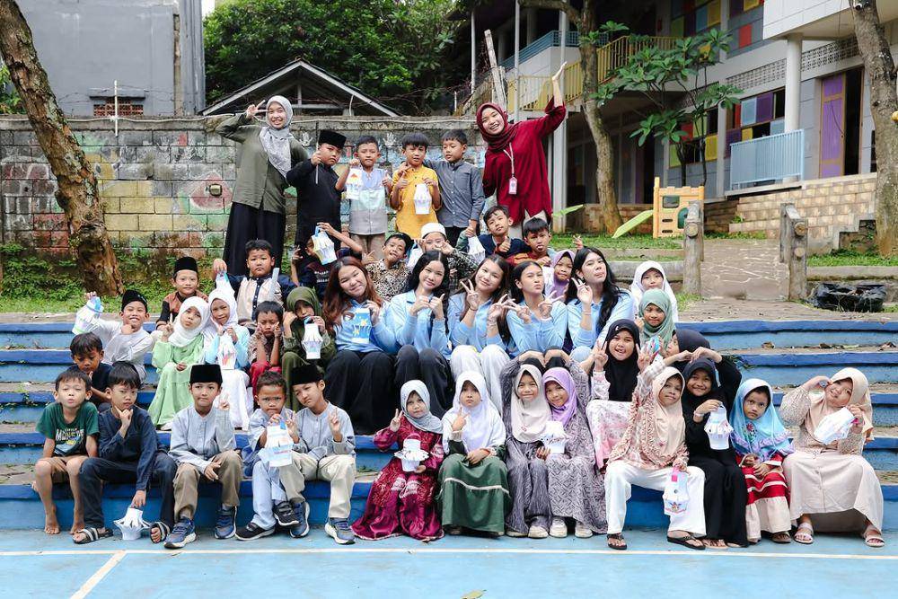potret Aira jadi relawan (instagram.com/annisayudhoyono)