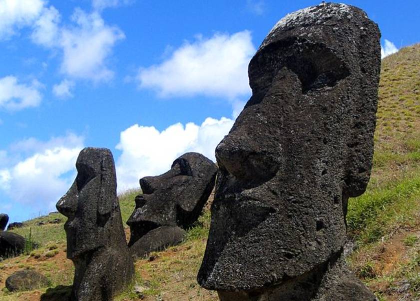 ilustrasi patung Moai (commons.wikimedia.org/Aurbina)