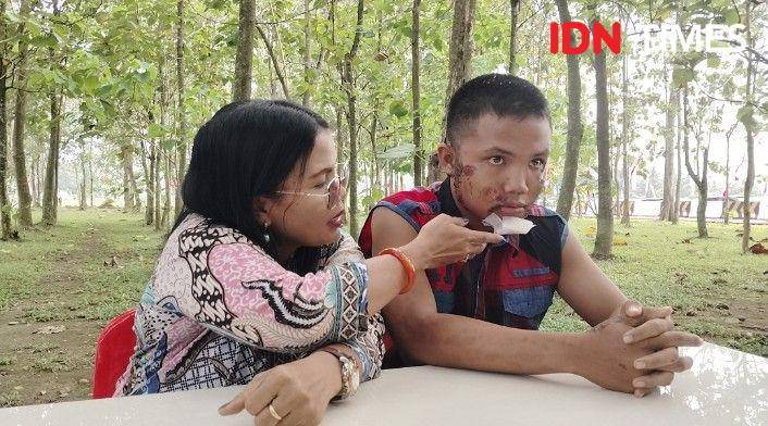 Roberto dan ibunya berharap diizinkan ikut melangsungkan tes berikutnya (IDN Times/Eko Agus Herianto)
