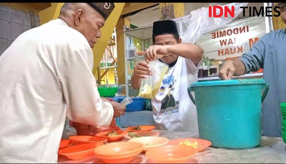 Bubur pedas yang menjadi menu utama berbuka puasa di Masjid Raya Stabat Langkat (IDN Times/ istimewa)