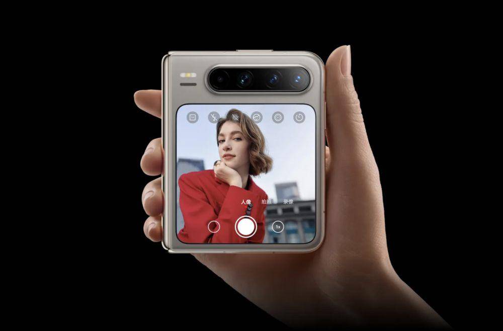 tampilan layar dan kamera di sisi luar HUAWEI Pura X (huawei.com)