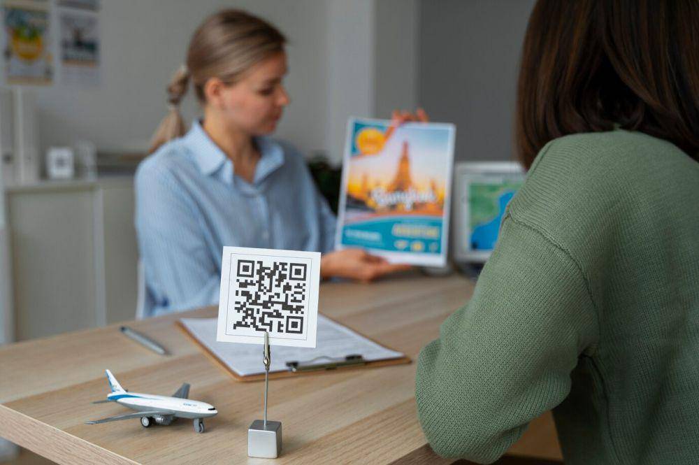 ilustrasi pembayaran liburan dengan QR code (freepik.com/Freepik)