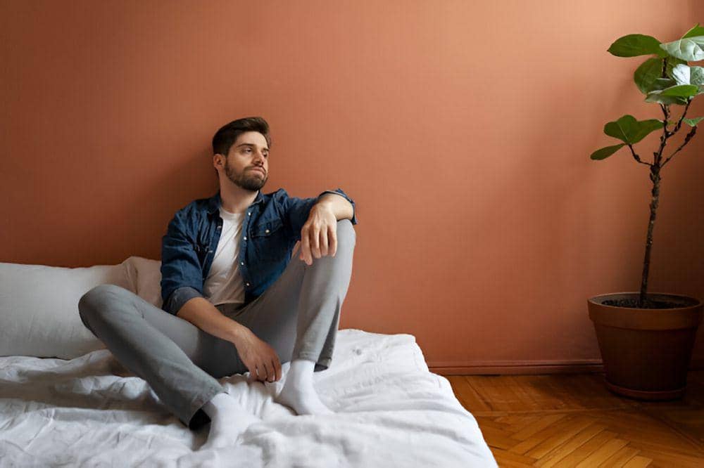 ilustrasi pria merenungi beban pikiran (freepik.com/freepik)