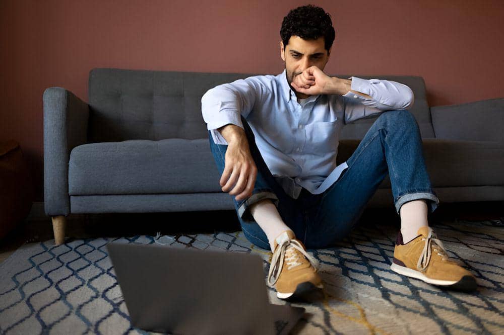 ilustrasi pria merenungi beban pikiran (freepik.com/freepik)