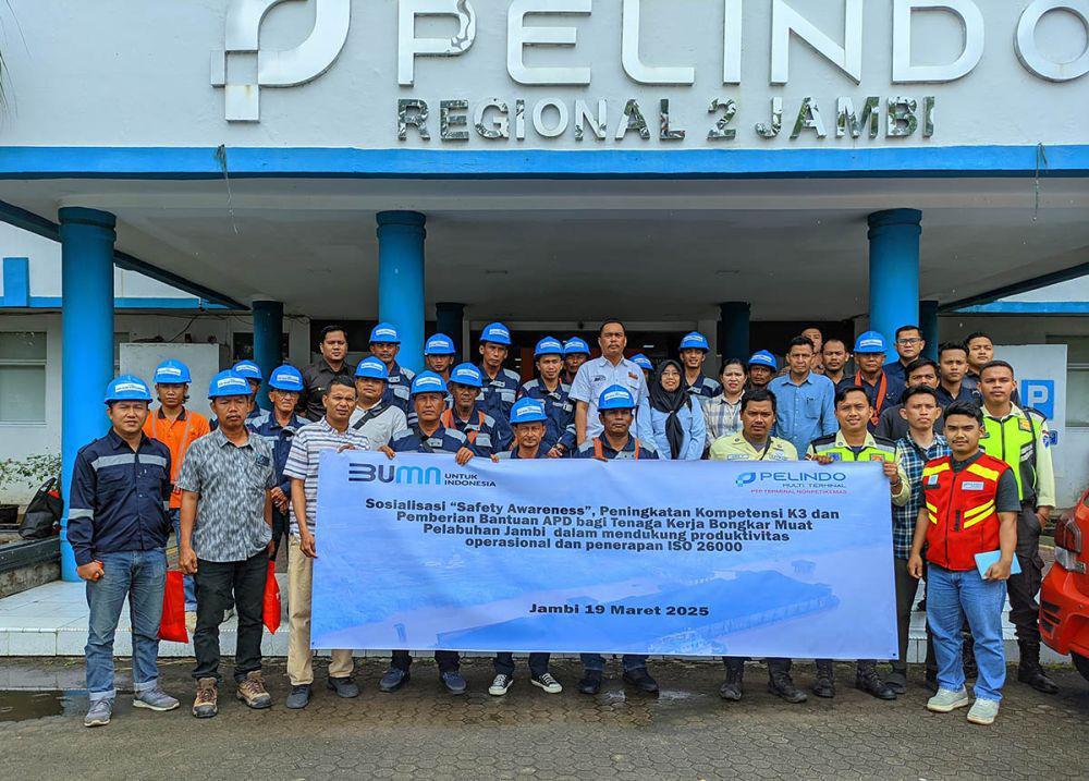 PTP Nonpetikemas Gelar Awareness K3 dan Bagikan APD pada TKBM Jambi