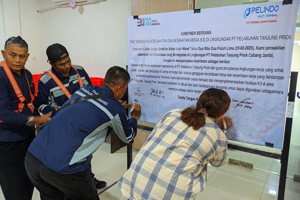 PTP Nonpetikemas Gelar Awareness K3 dan Bagikan APD pada TKBM Jambi (Dok. IDN Times)