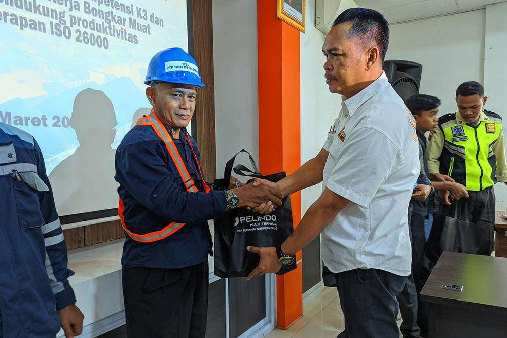 PTP Nonpetikemas Gelar Awareness K3 dan Bagikan APD pada TKBM Jambi (Dok. IDN Times)