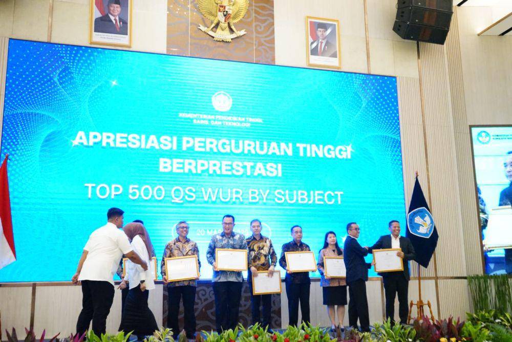 Menteri Pendidikan Tinggi, Sains, dan Teknologi (Mendiktisaintek), Prof. Brian Yuliarto, Ph.D memberikan penghargaan kepada Rektor Undip, Prof. Dr. Suharnomo atas pencapaian tiga bidang studi terbaik di Undip Semarang yang berhasil masuk dalam jajaran 500 terbaik dunia ajang QS World University Rankings (WUR). (dok. Undip)