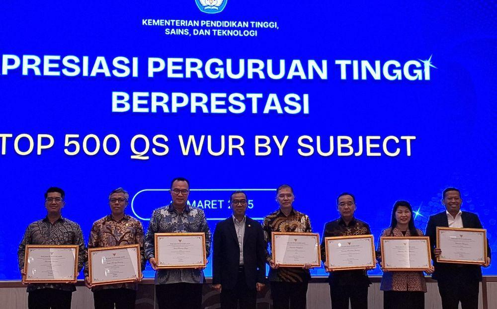 Menteri Pendidikan Tinggi, Sains, dan Teknologi (Mendiktisaintek), Prof. Brian Yuliarto, Ph.D memberikan penghargaan kepada Rektor Undip, Prof. Dr. Suharnomo atas pencapaian tiga bidang studi terbaik di Undip Semarang yang berhasil masuk dalam jajaran 500 terbaik dunia ajang QS World University Rankings (WUR). (dok. Undip)