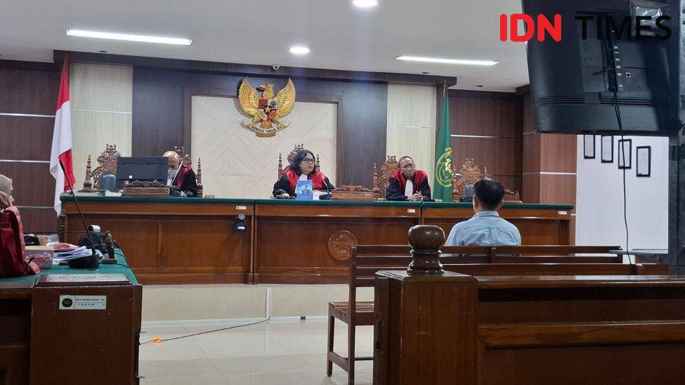 Mustadir Dg Sila, suami dari Fenny Frans, kembali menjalani sidang lanjutan di Pengadilan Negeri (PN) Makassar, Sulawesi Selatan, Kamis (20/3/2025). IDN Times/Darsil Yahya