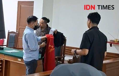 Mustadir Dg Sila, suami dari Fenny Frans, kembali menjalani sidang lanjutan di Pengadilan Negeri (PN) Makassar, Sulawesi Selatan, Kamis (20/3/2025). IDN Times/Darsil Yahya