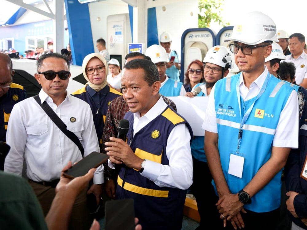 Menteri ESDM, Bahlil Lahadalia (tengah) didampingi Direktur Utama PLN, Darmawan Prasodjo (kanan) dan Tenaga Ahli Menteri ESDM Bidang Percepatan Infrastruktur Ketenagalistrikan, Rizal Calvary (kiri) menjelaskan bahwa fasilitas SPKLU di Jawa Tengah dan DIY dalam kondisi aman, dengan begitu pemudik yang melakukan mobilisasi dengan EV tidak perlu khawatir. (dok. PLN)