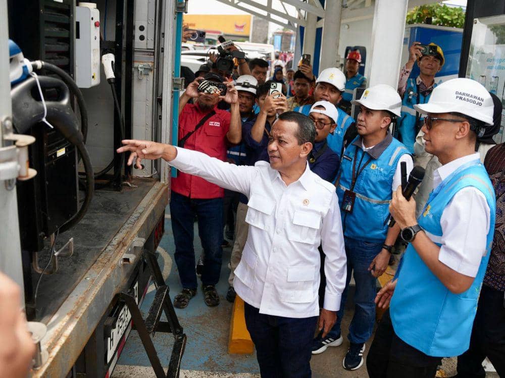 Menteri ESDM, Bahlil Lahadalia (kedua dari kanan) dan Menteri Kependudukan dan Pembangunan Keluarga, Wihaji (ketiga dari kanan) menerima penjelasan walking gallery dari Direktur Utama PLN, Darmawan Prasodjo (kanan) terkait kondisi kelistrikan dan kesiapan SPKLU di wilayah Jateng dan DIY pada Kamis, (20/3) di SPKLU Rest Area Km 379A, Batang, Jawa Tengah. (dok. PLN)