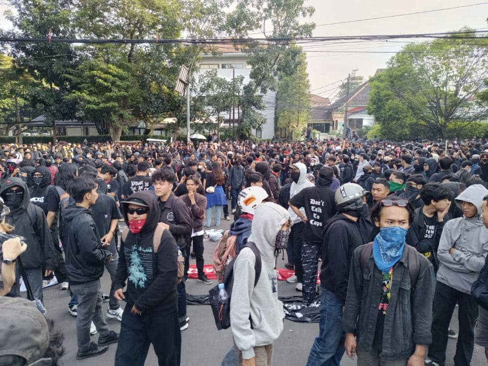 Ratusan Warga Sipil Kembali Geruduk DPRD Bandung Tolak UU TNI